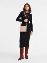 Bandolera pequeña Longchamp modelo Le Foulonné S, color verde oliva, con correa ajustable y cierre superior.