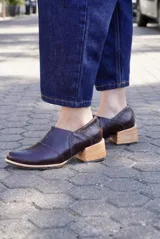 Zapatos de cuero marrón oscuro, con taco bloque de madera de 4.5 cm, diseño de corte lateral y puntera redonda.