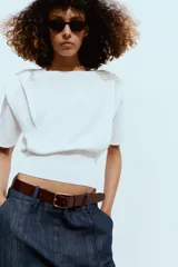 Jeans Z1975 de tiro alto y pernera ancha, estilo wide leg, en denim azul oscuro con costuras en contraste. Cuenta con cintura elástica en la parte trasera, bolsillos delanteros y cierre frontal con cremallera y botón.