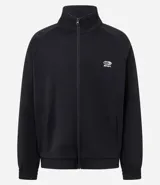 Campera deportiva de cuello alto con cierre frontal completo, mangas largas con rayas laterales blancas contrastantes y bolsillos laterales. Presenta un bordado pequeño en el pecho.