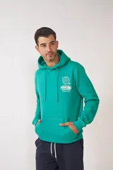 Canguro de hombre color verde con capucha y cordones ajustables. Presenta un bolsillo frontal tipo canguro y un estampado gráfico en el pecho con el texto 'Psychic Sport Temple' y un diseño de globo terráqueo en color blanco.