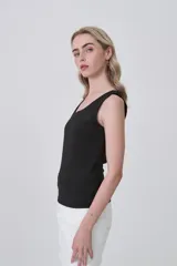 Musculosa sin mangas de poliamida, con cuello redondo y ajuste al cuerpo.