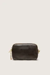 Bolso tipo camera bag de cuero vacuno marrón con acabado envejecido y craquelado, diseño de estrella en relieve en el frente, herrajes dorados y correa de cadena.