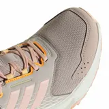Championes de trail running Adidas Terrex Tracefinder 2, color rosa viejo con detalles en naranja y blanco. Presentan una construcción en malla transpirable con refuerzos sintéticos, entresuela amortiguada y suela con relieve para mayor tracción.