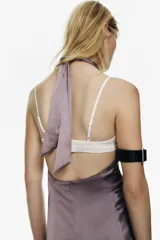 Vestido midi de satén con cuello halter, escote en pico y detalle de frunces en la parte delantera.