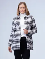 Camisa de Robert Louis en tejido soft a cuadros beige, blanco y gris. Tiene cuello con solapa, abertura central con botones, mangas largas regulables con presilla y botón, bolsillos delanteros aplicados, ruedo lateral con abertura y botones.