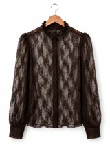 Camisa de encaje color marrón chocolate, con cuello alto tipo victoriano, mangas largas abullonadas y puños ajustados con botones.