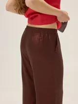 Pantalón de lino color negro, de corte recto y pierna ancha, con cintura elastizada.