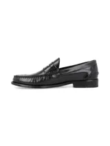 Mocasines negros de cuero con diseño clásico tipo penny loafer y suela formal.