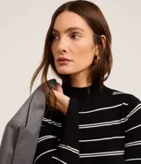 Suéter de punto negro con rayas horizontales blancas, cuello alto y mangas largas.