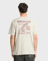 Remera Billabong de manga corta y corte regular, color beige, con gran estampado gráfico en la espalda que incluye el texto "Billabong", la ilustración de una quilla de tabla de surf y un sol estilizado.