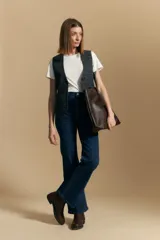 Pantalón de jean gris de corte recto y tiro alto.