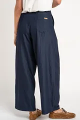 Pantalón wide leg de tiro medio y corte holgado, color azul marino, con pinzas en la parte frontal, bolsillos laterales y cierre con botón.