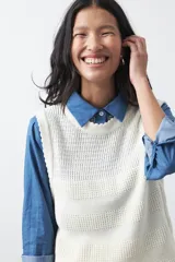 Chaleco tejido de algodón en color marrón, con diseño de textura acanalada y corte recto.