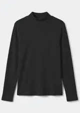 Blusa de cuello alto y manga larga, confeccionada en tejido acanalado de textura suave y elástica.