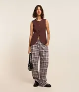 Pantalón recto con cintura elástica y lazo, confeccionada en tricolina y estampa de cuadros.