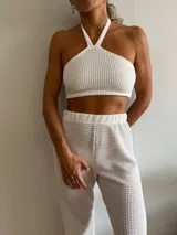 Top blanco de tejido waffle con cuello halter.