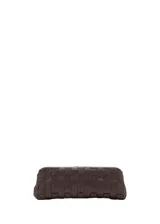 Bolso de mano tipo clutch con diseño trenzado, confeccionado en material sintético con acabado mate. Presenta una estructura rectangular y cierre superior.