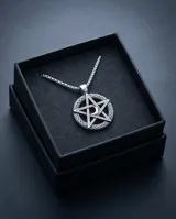 Collar de acero con dije circular que presenta un diseño de estrella pentagrama con detalles de nudos celtas en el borde. Incluye cadena de eslabones finos.