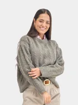 Buzo de punto con diseño de trenzas, cuello redondo y mangas largas. Presenta un tejido con textura suave y corte holgado.