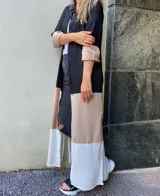 Camisola larga color negro, beige y blanco con diseño de bloques de color.