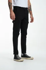 Pantalón cargo gris de gabardina, corte slim, con bolsillos laterales con solapa y bolsillos traseros con ojal y botón. Presenta efecto teñido en la tela.