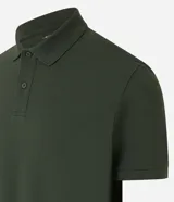 Remera polo de manga corta color verde militar, confeccionada en algodón peruano con cuello convencional y cierre de botones.