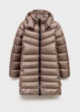 Chaqueta acolchada tipo puffer midi, color marrón topo, con diseño entallado, capucha, cuello alto y cierre de cremallera doble.