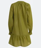 Vestido corto de manga larga en color verde oliva, confeccionado en tejido plano con hilos metalizados a contraste. Presenta cuello redondo con lazo decorativo y flecos, mangas largas con puños elásticos y detalle de volados en los puños.