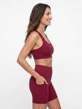 Top deportivo negro con diseño de espalda deportiva y escote redondo.