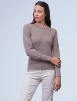 Buzo tejido Philosophy color beige, con cuello redondo y mangas largas abullonadas. Presenta detalles pointelle en la parte delantera y en las mangas.