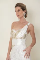 Vestido largo de novia blanco con encaje, corsé drapeado de un solo hombro y bordado en piedras.