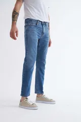 Pantalón de jean de corte slim, color celeste claro.