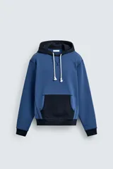 Sudadera hoodie regular fit de color azul, con capucha y bolsillo canguro negro. Cuenta con cordones ajustables blancos y detalles en color negro en la capucha, el bolsillo y los puños.
