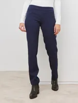 Pantalón de vestir verde oscuro, marca Zac & Rachel, con pretina con faja interna modeladora y bolsillos rectos delanteros y traseros simulados.