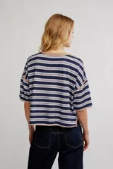 Remera de jersey de algodón con diseño de rayas horizontales en tonos amarillo, celeste y marrón, de calce corto y recto, con escote redondo en contraste, hombros caídos y mangas cortas anchas.