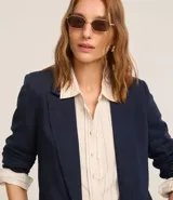 Blazer celeste de viscosa y lino, con cuello inglés, cierre de un botón y solapas.