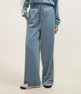Pantalón wide leg de textura afelpada en color marrón, con cintura elástica ajustable mediante lazo y raya lateral en contraste.