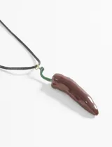 Collar con cordón negro y dije de acrílico con forma de ají rojo.