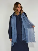 Pashmina rectangular color celeste con terminaciones desflecadas.
