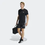 Remera deportiva Adidas de entrenamiento, color negro, con cuello redondo y mangas cortas. Presenta las icónicas tres rayas blancas de la marca en los laterales y el logo de Adidas en el pecho. Confeccionada en tejido técnico transpirable con tecnología Climacool.