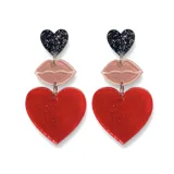 Par de aros colgantes con forma de corazón rojo con glitter, labios color piel y corazón negro con glitter.