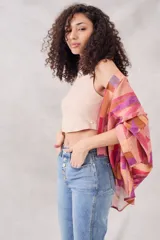 Kimono oversize de viscosa con estampado geométrico en tonos rosa, naranja y marrón.