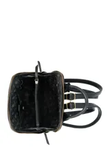 Mochila Hush Puppies de diseño combinado en color negro. Presenta una parte superior de cuero sintético con textura y una parte inferior de gamuza. Incluye un bolsillo frontal con cierre de hebilla decorativa, asa superior y cierre principal con cremallera.