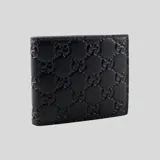 Billetera bifold de cuero negro con diseño grabado del monograma GG de Gucci en relieve.