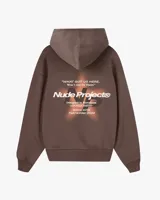 Hoodie de algodón color marrón con capucha y estampado gráfico en la espalda que incluye texto y logo de la marca.