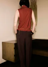 Blusa sin mangas color bordó, con cuello escotado y detalle de fular integrado al cuello. Presenta un diseño recto y tirantes anchos.