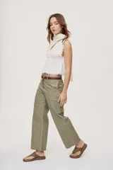 Pantalón verde militar de tiro medio y calce wide leg, con bolsillos laterales y cierre frontal con botón.