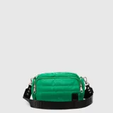 Cartera tipo bandolera de diseño acolchado en color verde vibrante. Cuenta con cierre principal, múltiples compartimentos, herrajes metálicos plateados y una correa ancha ajustable de color negro con el logo de la marca estampado.