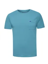 Remera de manga corta color azul, con cuello redondo y bolsillo frontal en el pecho que incluye el logo de la marca bordado.